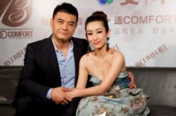 王新军秦海璐公布怀孕喜讯 王为妻贴心按摩 