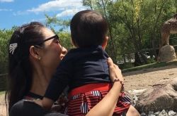 辣妈章子怡带女儿游玩 汪峰携妻子席地而坐指导学员 