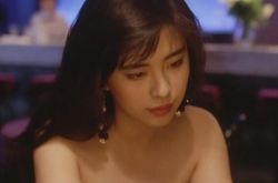 王祖贤晒美照优雅 49岁风采依旧 