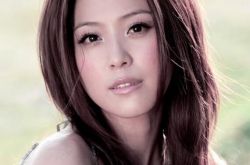 卓文萱歌曲甜美动听 交往男友一年劈腿四次 