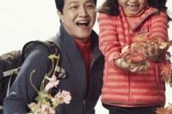 郑雄仁与女儿世允神似老爸 合拍写真宣传防儿童走失 