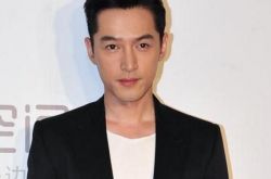 胡歌出席活动变身老干部训粉丝 愿与杨幂再合作 