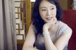 严歌苓大赞陈凯歌 “白蛇”交给他我放心 