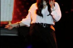 郑虹历时两年发新歌 中国好声音恩师刘欢助阵 