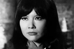 周采芹年轻照美艳动人 曾是第一个华人007女郎 