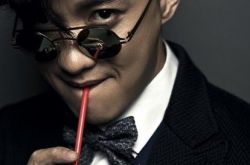 周一围老师很低调   与女友朱丹的高调形成鲜明对比 