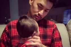 翟凌微博晒出老公和女儿的合影 兽兽男友帅气有型 