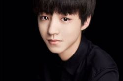 tf家族王俊凯偷袭被反抓 Karry被强吻视频流出 