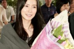 中谷美纪家暴泪洒冲绳国际电影节 裸露香肩性感迷人 