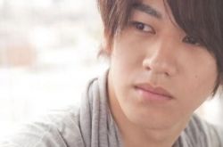 瑛太弟弟出席新剧发布会 强忍丧父之痛领取新人奖 