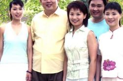 曝傅彪妻子张秋芳近况 24岁儿子傅子恩神似父亲 