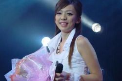 张亚飞男友计划明年完婚 张称十年欠自己一张专辑 