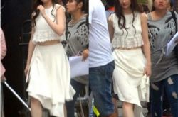 刘亦菲穿白裙踩拖鞋返回房车  一大群人浩浩荡荡为其开道 