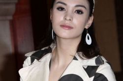 张榕容女儿大眼被称遗传 一家人秀温馨全家福 