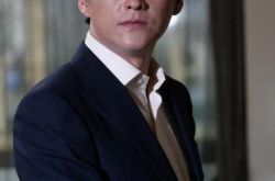 刘小锋主演的谍战剧归来 《绞刑架》化身腹黑前男友 