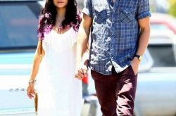 凡妮莎·哈金斯男朋友是谁 俩人当众秀恩爱 