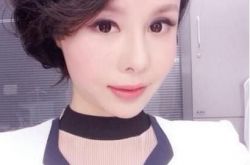 央视女主播朱晓琳微博狂晒自拍照  深V透视装引热议 