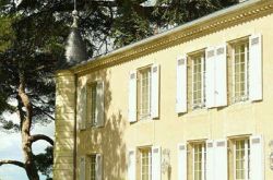 网曝赵薇豪宅装修4000多万 外观气派如城堡