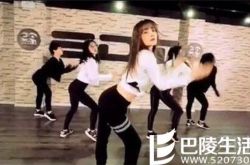 在网红路上奔驰！李小璐性感热舞 直播现雷人双眼皮