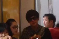 杨洋李沁肯德基约饭低调现身 被疑旧情复燃