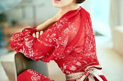 古丽娜扎的红色Gucci连衣裙 短发娜扎分分钟穿出气质一双鞋成就娜扎爆款女王品味娜扎爆款白球鞋娜扎的爆款vetements卫衣