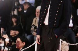 吴亦凡瘦了！穿全套Burberry亮相东京电影节红毯