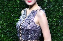 什么是镂空裙 银色提花钉珠镂空连衣裙装扮蓝色碎花系带衬衫搭羽毛半裙