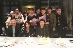 Angelababy开启娇羞模式 甜蜜依偎黄晓明肩头浅笑