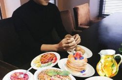 又调皮了！李易峰被粉丝嫌胖 P美食喊话：禁得住诱惑