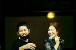 宋宋CP再合体！宋慧乔出道20年 与宋仲基合唱牵手对望