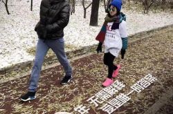 王菲李亚鹏一家同框 十年坚持为公益奔跑