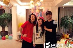 章子怡汪峰为大女儿庆生 一家四口切蛋糕好不温馨