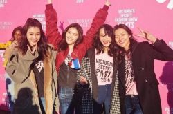 刘雯奚梦瑶何穗雎晓雯四人合影 满屏都是颜值和腿