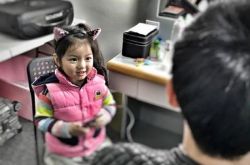 张杰阿拉蕾后台互动甜似父女 网友：董力正提刀赶来