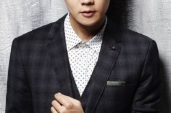 林俊杰现身网吧打游戏遭围观 引网友调侃：网瘾少年