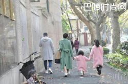 马伊琍文章一家四口出行 人手一个女儿好不幸福