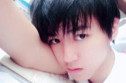 王俊凯备战高考遭围观躲教室 老师：状态令人心疼