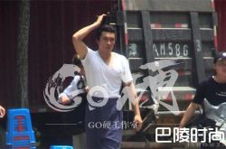 韩东君恋情疑曝光 与外国美女横店约会三天