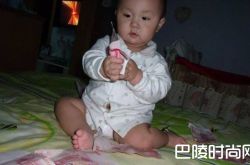 5岁熊孩子撕钱玩 血汗钱变碎片现场壮观父母瞬间傻眼