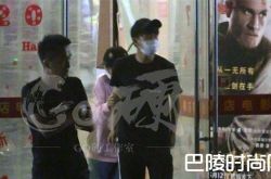 任嘉伦与女友同看电影 牵手挽胳膊画面简直不要太亲密