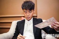 李克勤取白棱镜是什么意思 蒙面歌王李克勤取白棱镜落泪