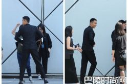 胡歌秀滑步特技被拍 发现有人立马转身扣衣扣打招呼