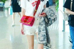 杨幂携爸妈返港陪女儿过生日 破除“不称职妈妈”传闻