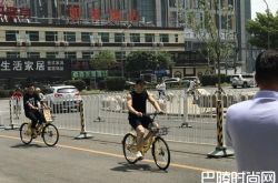 黄晓明骑小黄车出行 一身肌肉超抢眼!