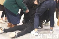 黄子韬机场晕倒 王思聪微博怼批黄子韬