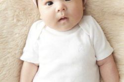 贾静雯三胎女儿Bo妞正面照曝光 长得超像修杰楷