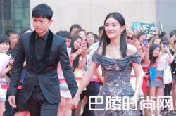 张杰搀扶谢娜走红毯破谣言 全程满眼宠溺甜煞众人！