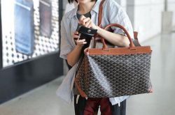 郑爽蹲地一直签引粉丝担心 为此郑爽回应：以后不蹲着了