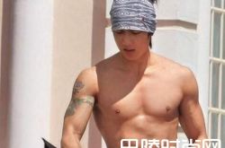 吴尊全裸海滩度假 一丝不挂满满的粉丝福利