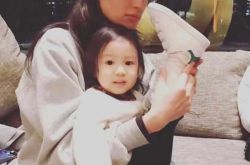 舒淇抱娃自侃搬货 洗白成功舒淇怀孕了吗